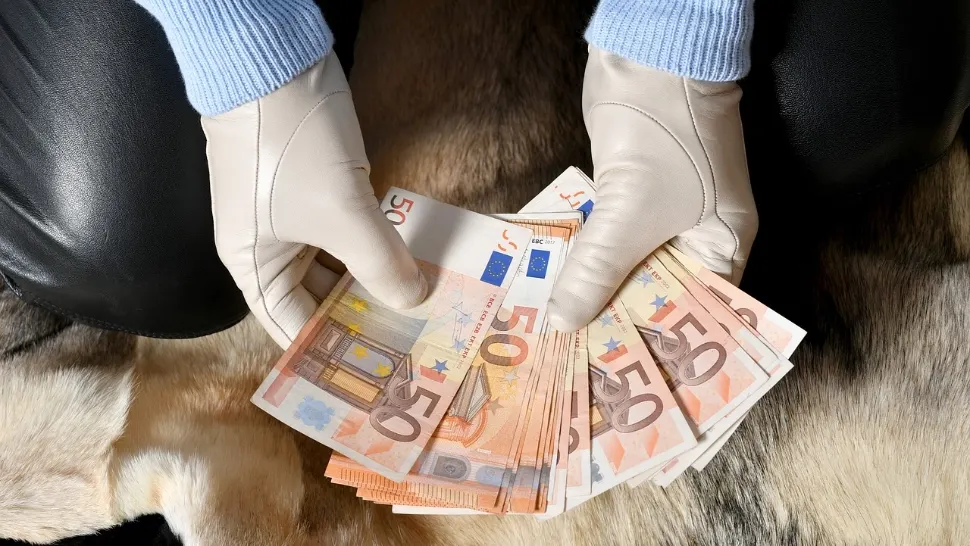 O fostă menajeră din România este acuzată de șantaj. Femeie nu-i dă pace unui bancher din Elveția care candidează la președinție