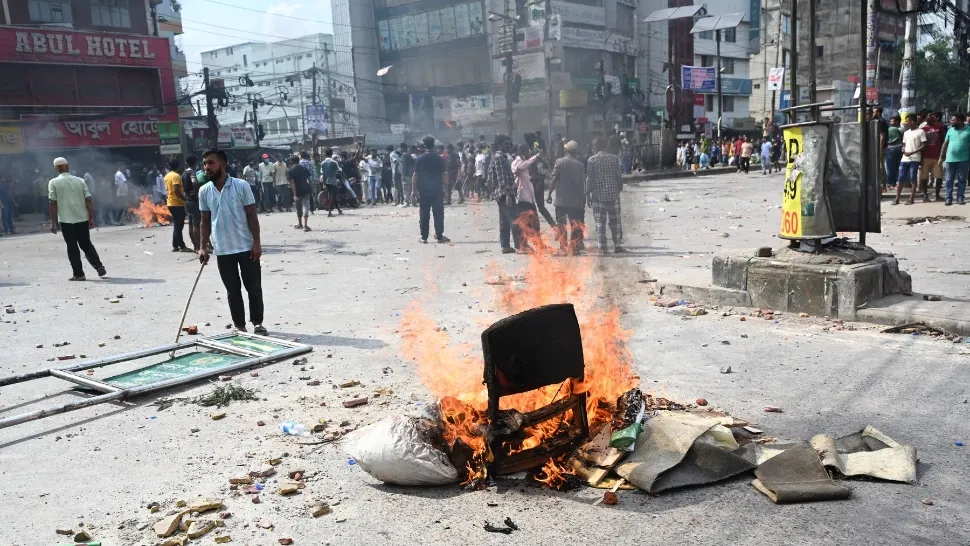 Protestele din Bangladesh au escaladat! Incendiu la sediul televiziunii publice: mai multe persoane ar fi fost prinse în interior