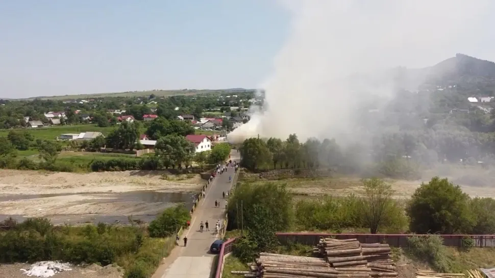 O școală din România, în flăcări. Opt mașini de pompieri au ajuns la fața locului - VIDEO
