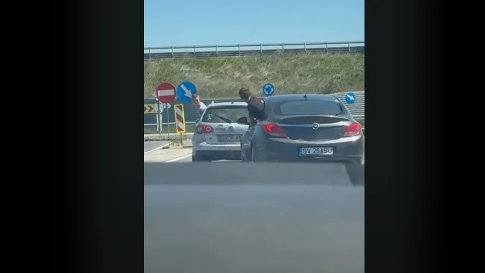 Inconștiență la volan.  Doi tineri s-au șicanat cu mașinile în trafic, până i-a depistat poliția. Acum sunt pietoni și mai săraci cu 4.000 de lei VIDEO