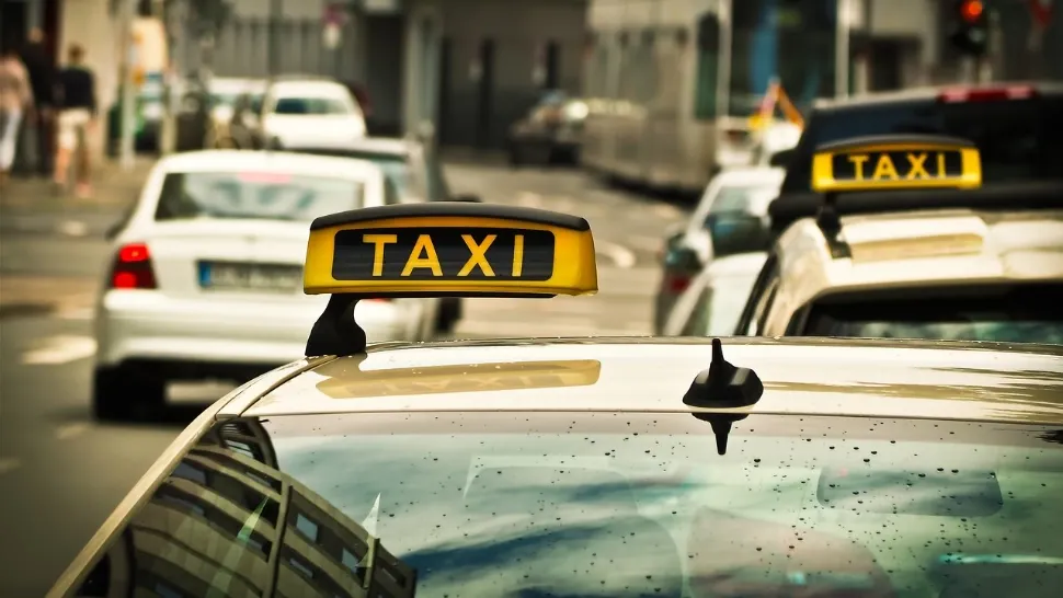 Taximetriștii proxeneți din București: Nouă şoferi de ridesharing, săltați de polițiști după ce ar fi racolat clienți pentru prostituate 