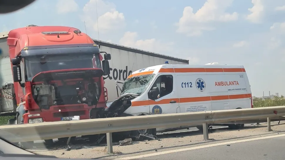 Accident pe Autostrada București Pitești. Un TIR a spulberat o ambulanță 