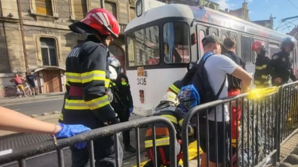 O femeie a rămas fără o mână, după ce a căzut sub roțile tramvaiului! Momente șocante într-o stație de transport în comun din Timișoara
