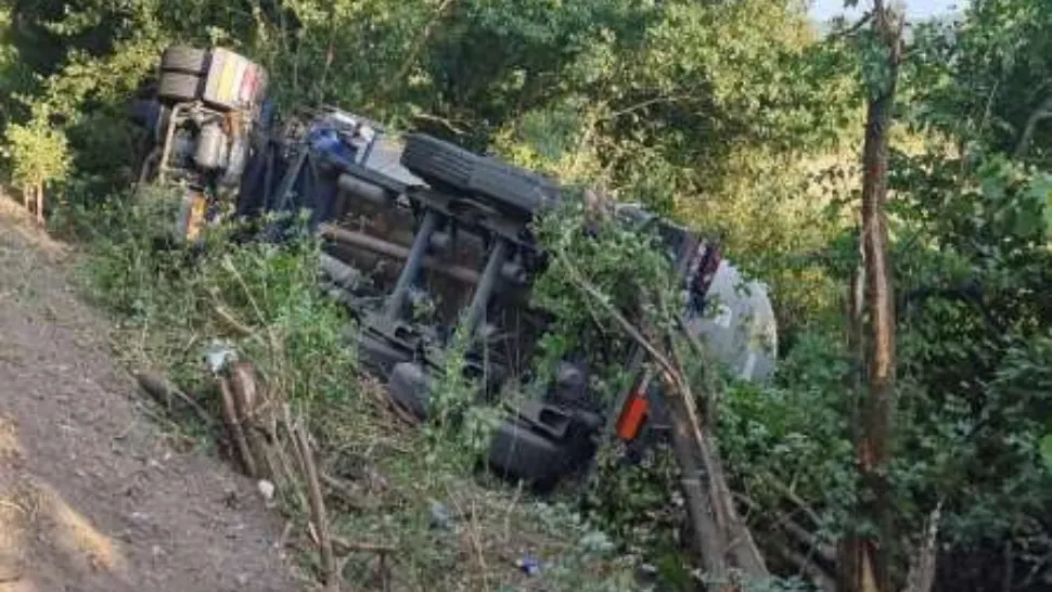  Traficul pe DN 7, unde o cisternă cu gaz lichefiat s-a răsturnat, a fost reluat după 18 ore. Pericol uriaș după ce rezervorul s-a FISURAT