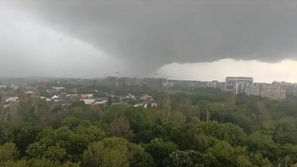 Capitala și județul Ilfov, lovite de VIJELII! Locuitorii au primit mesaj RO-Alert de vreme extremă GALERIE FOTO