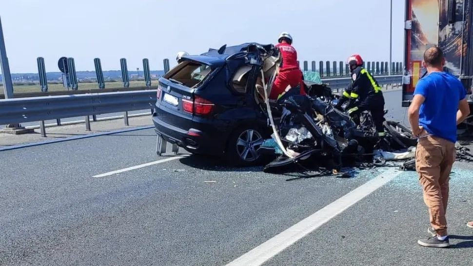 Impact devastator între un autoturism și un TIR pe A11, în județul Arad. Șoferul mașinii mici, extras cu greu dintre fairele contorsionate FOTO