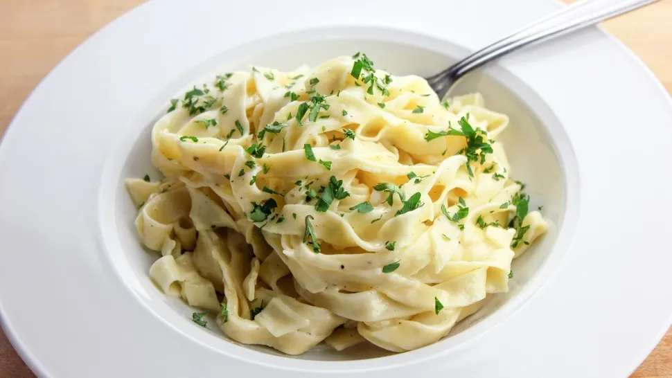 Paste Fettuccine Alfredo. O rețetă italiană, simplă și savuroasă! Cum gătești preparatul bogat și cremos