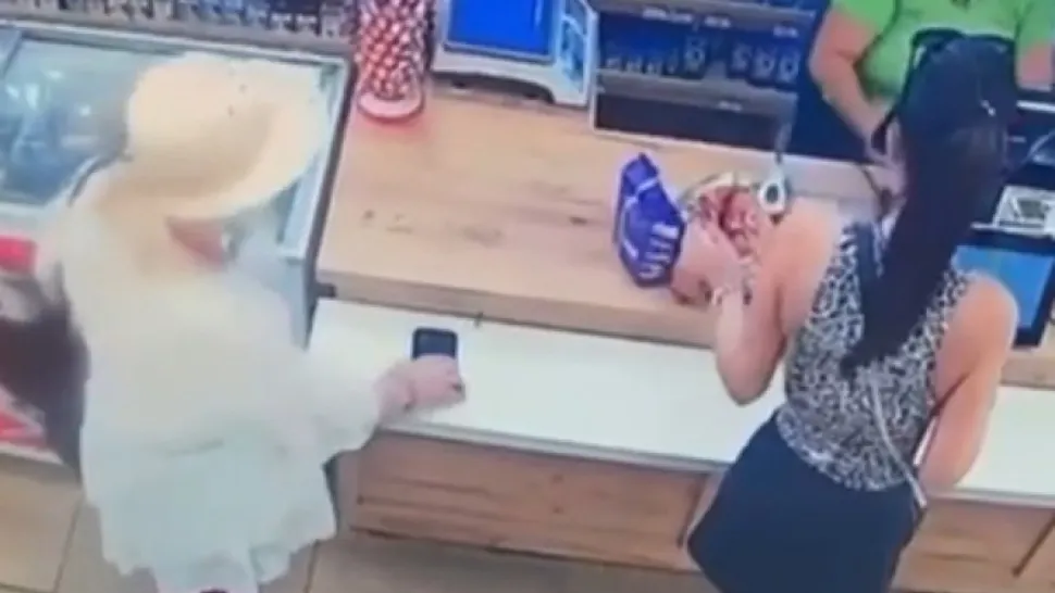O femeie de 84 de ani, filmată în timp ce fură un telefon mobil dintr-un magazin