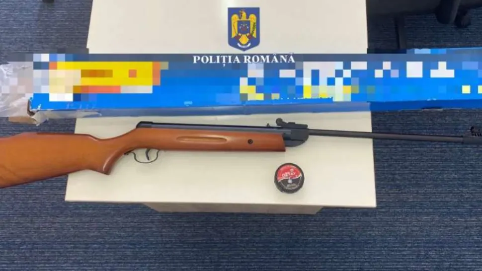 Arme şi muniţie, vândute ilegal pe o platformă online. Doi bărbați au fost reținuți de poliție