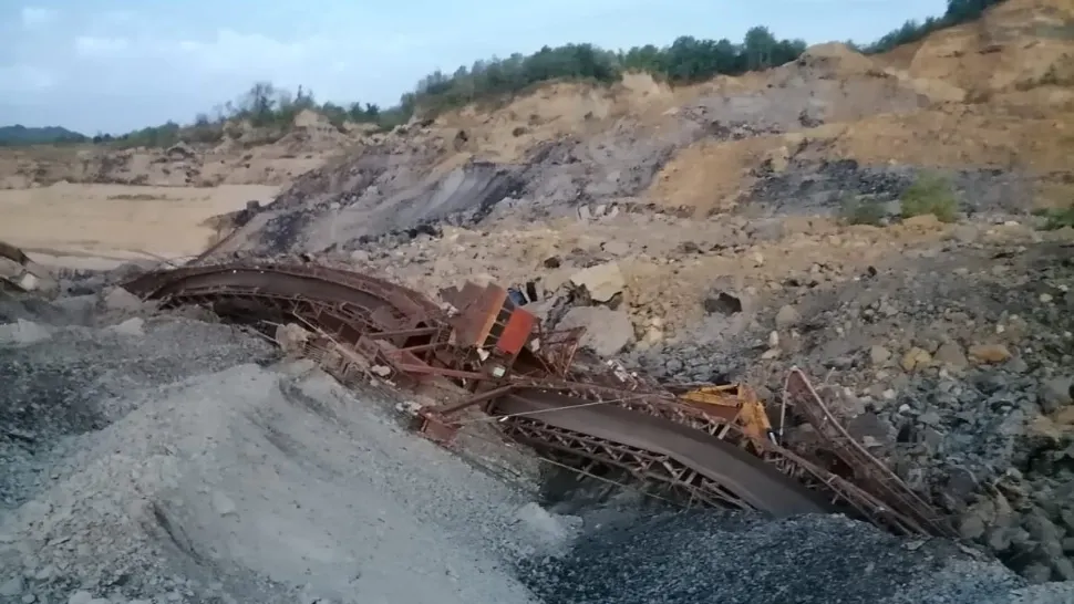 Accident TERIBIL la CE Oltenia. Un mal de pâmânt s-a surpat peste utilaje, muncitorIi au scăpat ca prin minune. UPDATE - Reacția conducerii - GALERIE FOTO