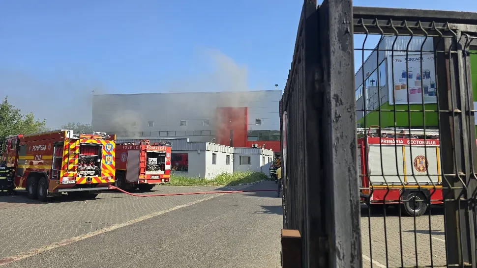 Incendiu puternic pe Șoseaua Olteniței din Popesti-Leordeni. 8 mașini de pompieri au intervenit la fața locului, 10 persoane au fost evacuate