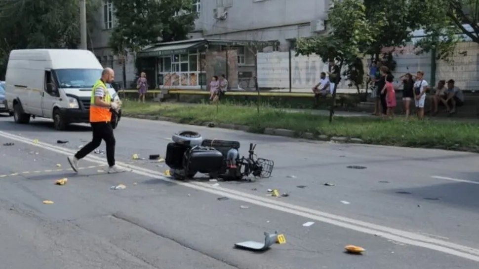 Accident teribil la Iași. Bătrân aflat într-un scuter pentru persoane cu dizabilități, spulberat pe trecerea de pietoni. Victima, transportată la spital în stare extrem de gravă - FOTO/VIDEO