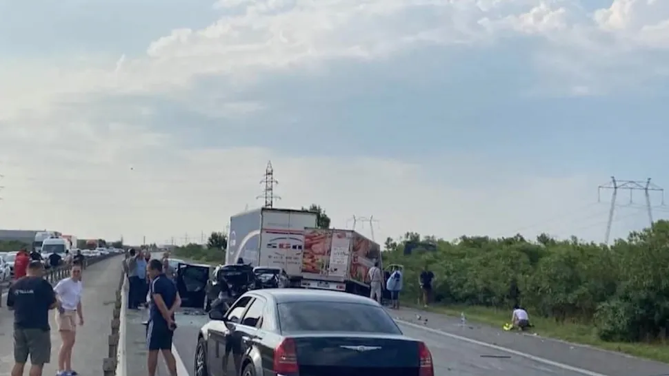Accident în lanț, pe Autostrada Soarelui: 9 mașini, făcute praf! 25 de persoane implicate, mai multe victime, printre care și minori