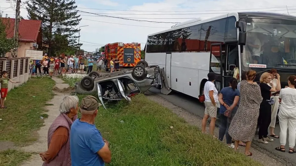 Autocar cu 48 de pasageri la bord, lovit în plin de un autoturism. Cei din mașina mică sunt răniți