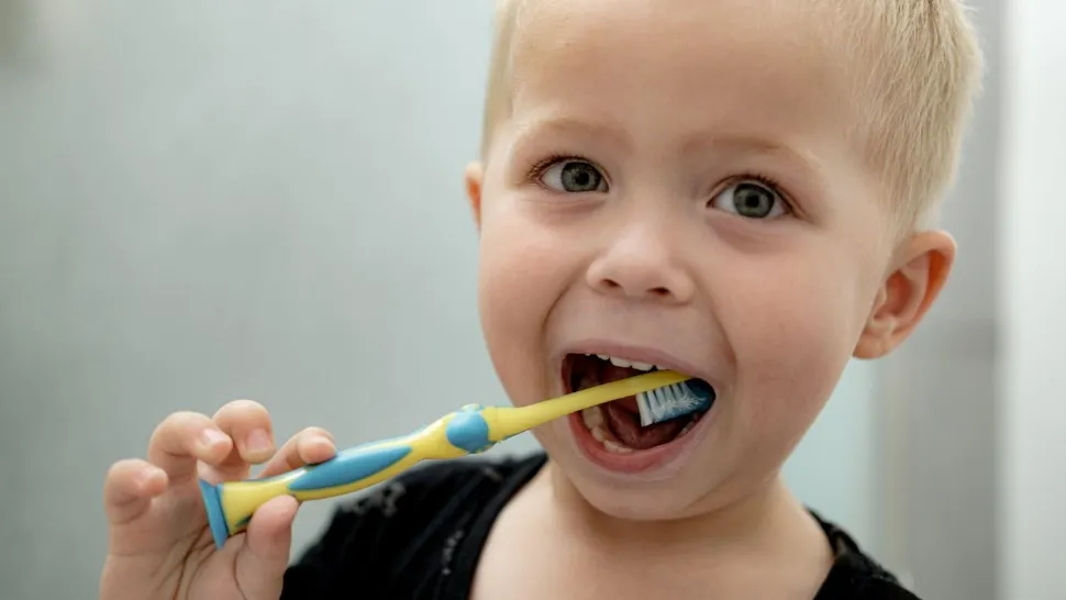 Sfatul medicului dentist. Cum se întreține dantura copiilor? 9 metode practice