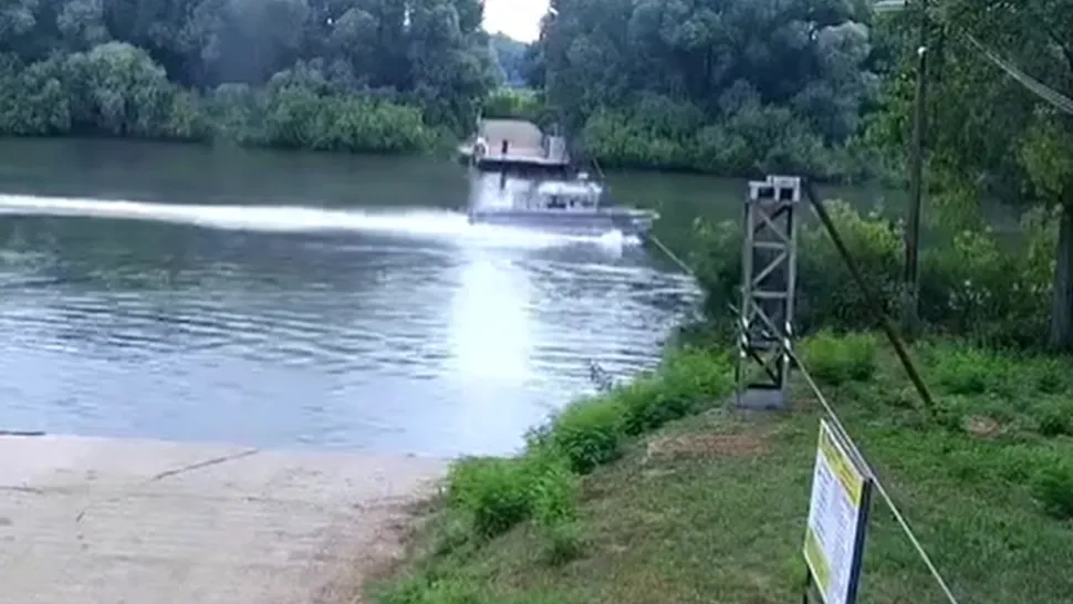 VIDEO - Momentul în care o barcă de poliție intră cu viteză în cablul care susținea un feribot 