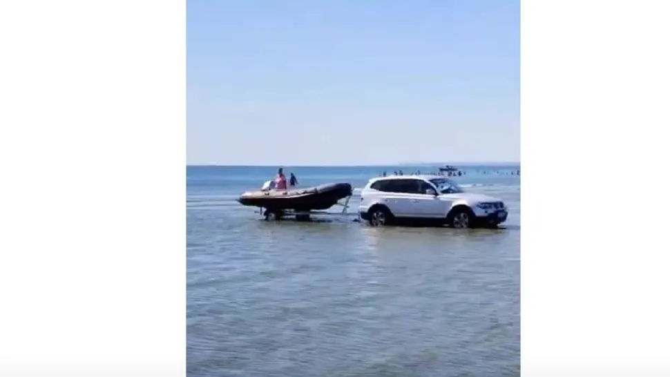 Tupeu extrem! A intrat cu mașina pe plajă. Imagini șocante de pe litoralul românesc - VIDEO