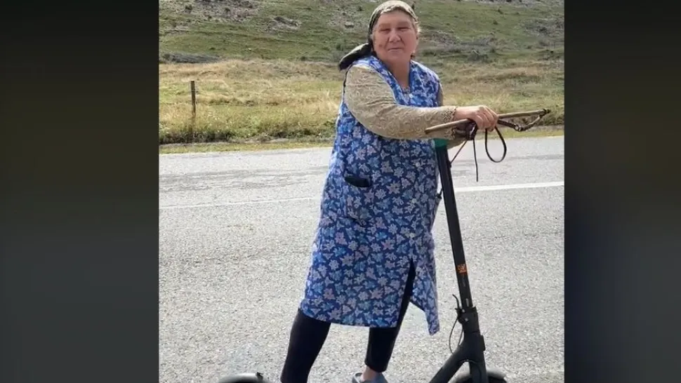 O bunicuță a fost filmată dând bice unei trotinete electrice VIDEO