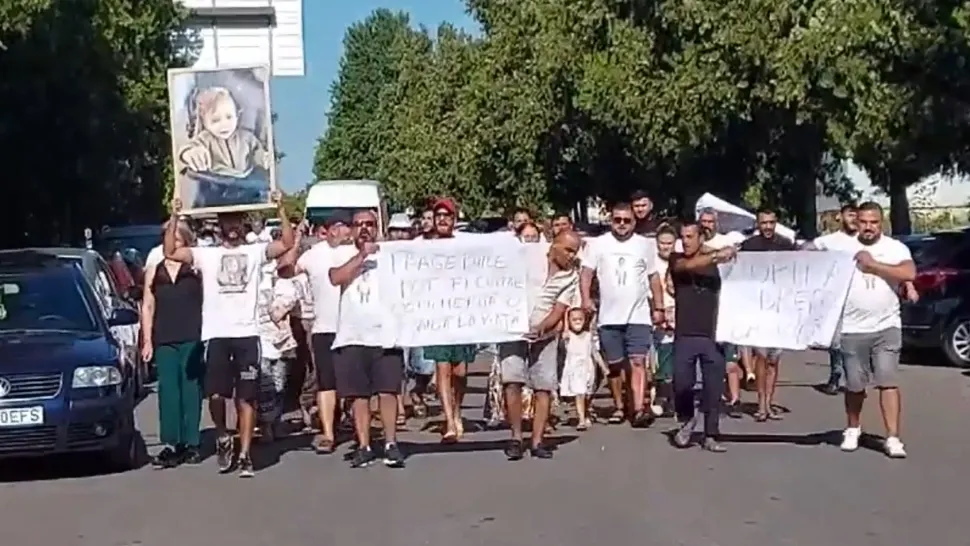 Revoltă în fața spitalului Calafat, după ce un copil a murit, fiind internat cu o banală tuse seacă. Părinții micuțului acuză medicii de malpraxis  
