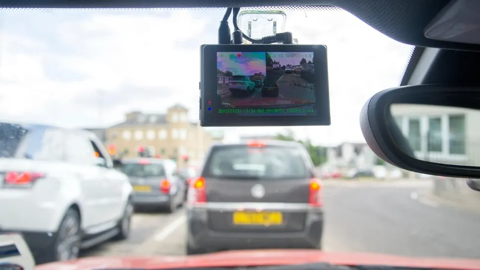 Este legal să filmezi alți șoferi cu o cameră de bord sau cu un telefon mobil? Pot fi folosite imaginile ca probă în instanță?
