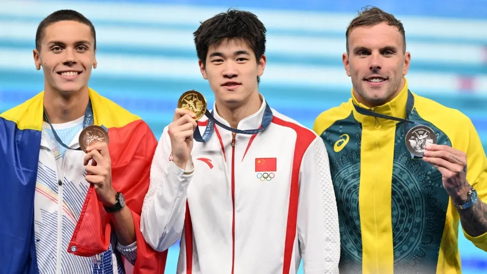 Chinezul care l-a învins pe David Popovici în finala la 100 de metri liber, acuzat din toate părțile că se dopează la greu