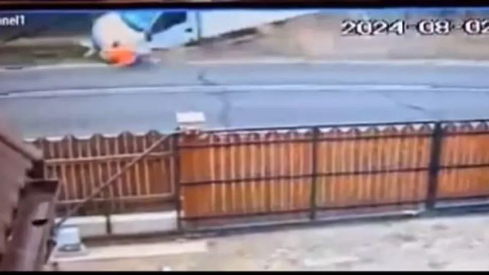 Doi tineri au scapat ca prin minune după ce au fost spulberați de o dubă pe trotuar VIDEO