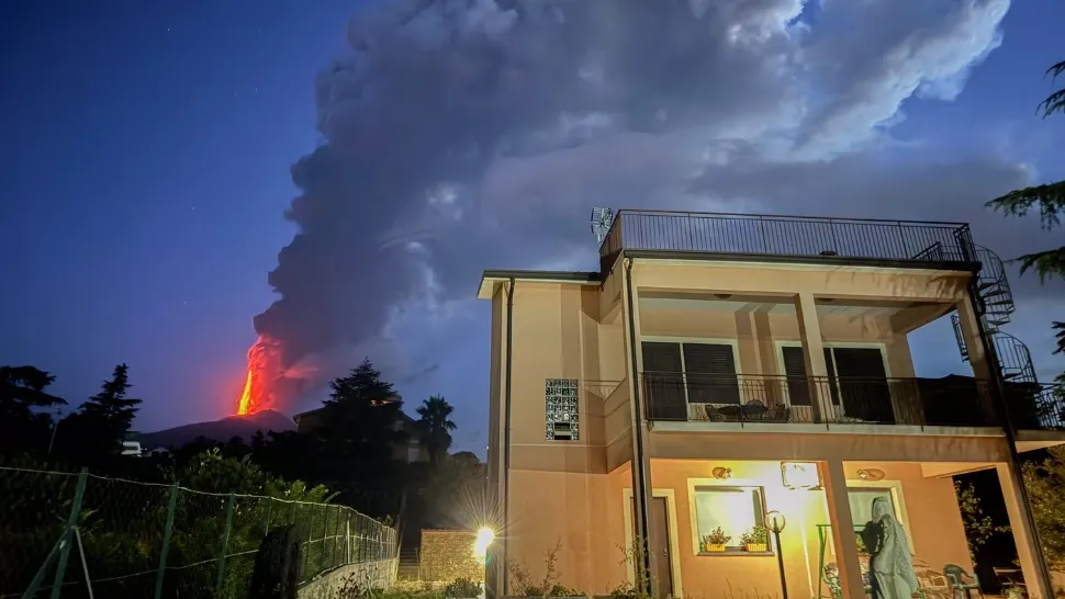 Panică în Italia. Celebrul vulcan Etna a erupt din nou. Nivelul de alertă este maxim VIDEO