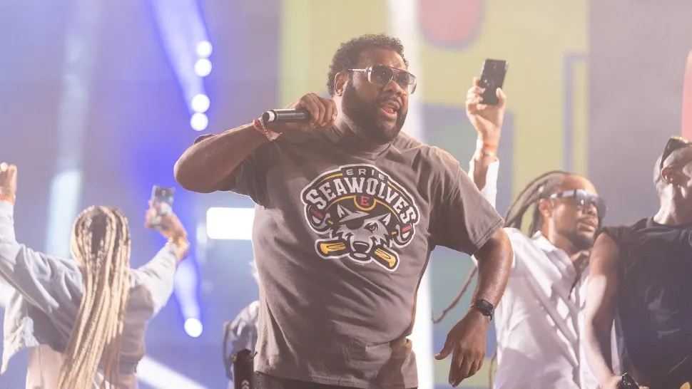 Un celebru rapper a murit pe scenă, după ce s-a prăbușit în timpul unui concert VIDEO