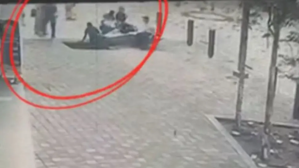 Momente terifiante pentru o turistă. A dispărut o groapă de 8 metri în asflat VIDEO
