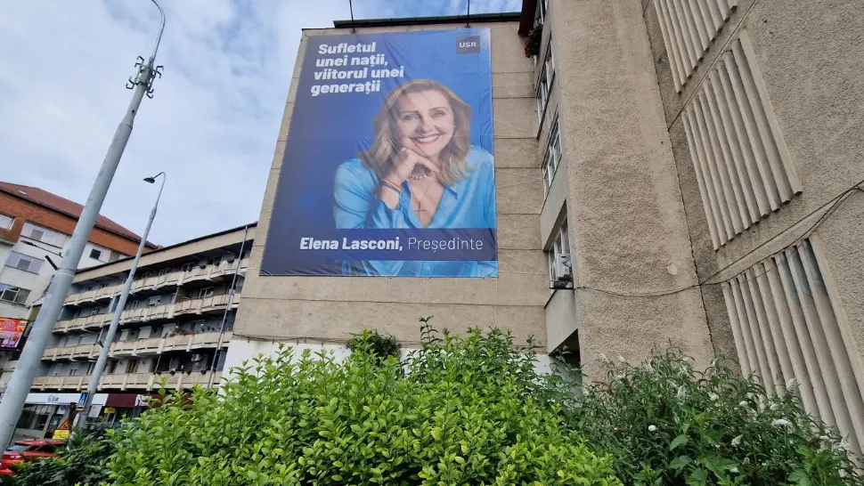 Scandal pentru un afiș cu Elena Lasconi, amplasat ilegal pe un bloc. Poliția a deschis dosar penal