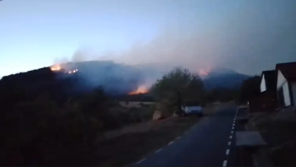 VIDEO - Parcul național Porțile de Fier, în flăcări. Incendiul se întinde pe zeci de hectare și amenință satul din imediata apropiere
