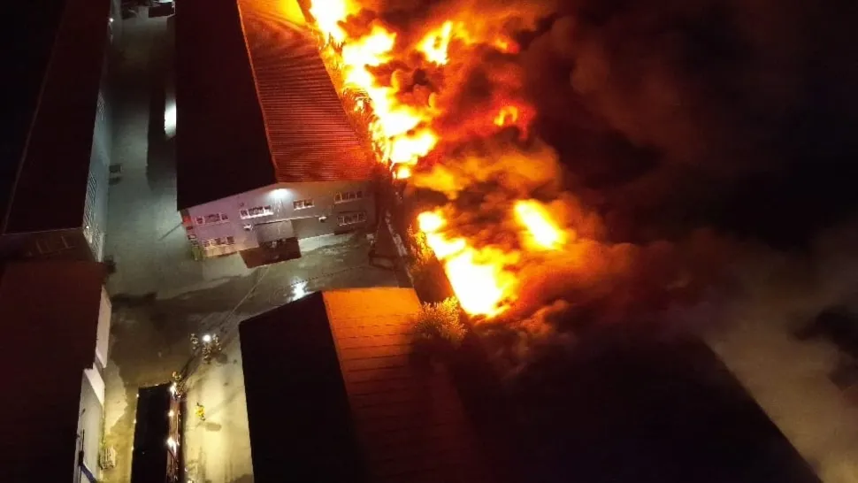 Incendiu devastator la un depozit din Afumați. Pompierii intervin în forță cu 18 autospeciale