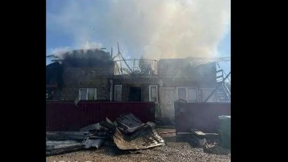 Un incendiu devastator a transformat o casă în scrum. Pompierii au intervenit cu 4 autospeciale