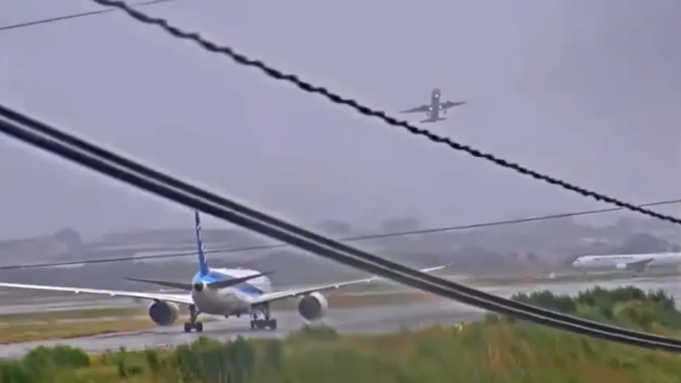 Momente de groază pentru pasagerii unui avion care încerca să aterizeze pe o furtună devastatoare VIDEO