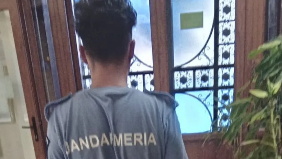 Incident bizar la evenimentul dedicat gimnastei Anei Maria Bărbosu. Un bărbat îmbrăcat în jandarm şi având o armă neletală asupra sa, depistat printre participanți
