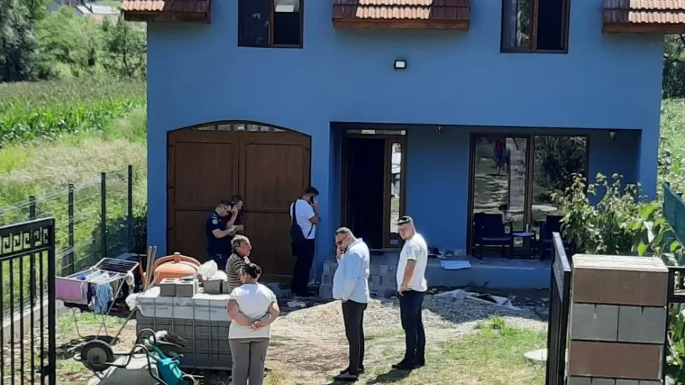 Și-a închis soția și cei 3 copii în casă, apoi a dat foc locuinței. Gest șocant al unui bărbat din Bistrița-Năsăud