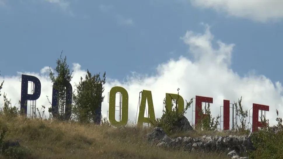 Sute de români, în vizită la Ponoarele, Mehedinți. Podul lui Dumnezeu, princiala atracție