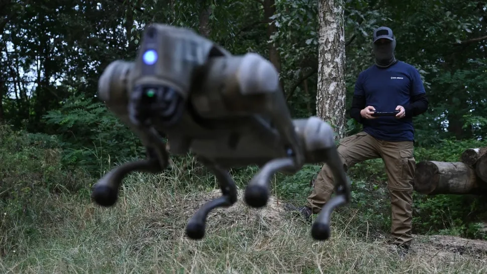 VIDEO - Ucraina și-a prezentat câinii roboți pe care îi va trimite pe front. Cu ce sunt dotate patrupedele robotizate