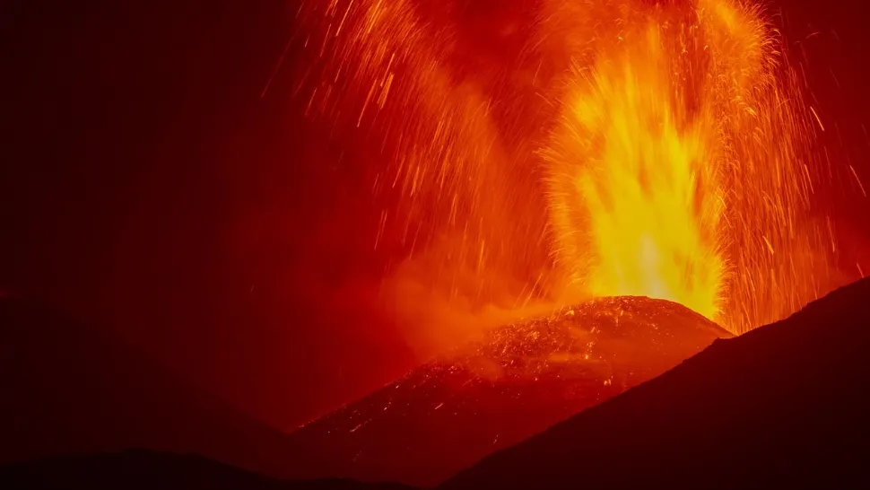 Alertă de la MAE: Traficul aerian este suspendat pe aeroportul din Catania din cauza erupției Vulcanului Etna