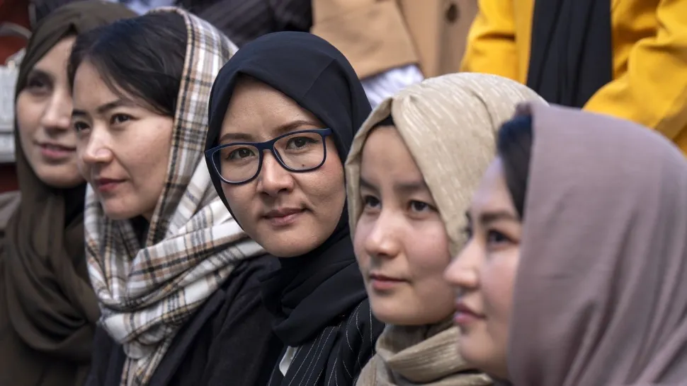 Femeile din Afganistan nu mai au voie să vorbească pe stradă. Decizie revoltătoare a guvernului taliban