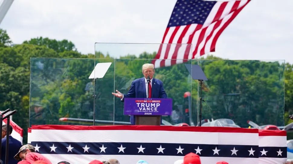 Donald Trump, băgat într-o cușcă de sticlă la primul discurs în public după atentatul din care a scăpat ca prin minune - FOTO