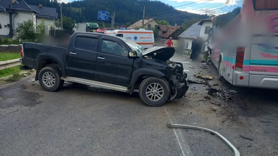 Mașină făcută zob de autocar, în Suceava. Patru persoane au fost grav rănite