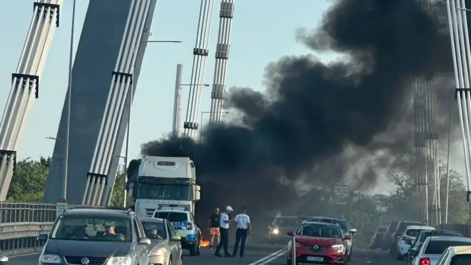 Un TIR a luat foc pe podul de la Agigea. Traficul spre mare a fost mult timp restricționat VIDEO 