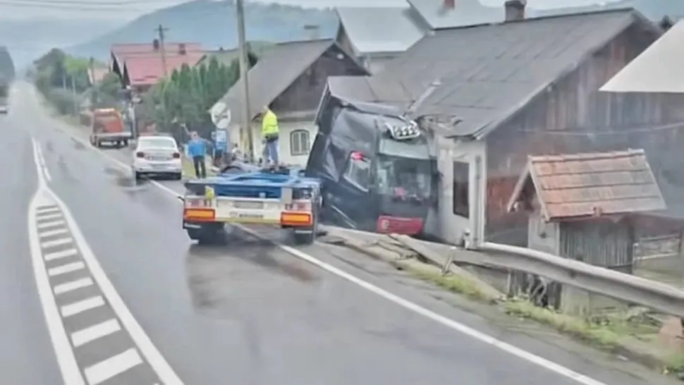Un șofer de TIR a scăpat ca prin minune după ce s-a proptit cu mașina în peretele unei case