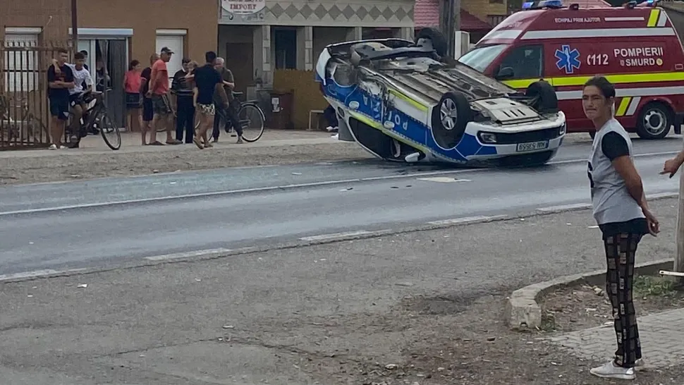 Mașină de poliție, răsturnată de un șofer grăbit, după ce a ieșit din benzinărie. Polițistul a ajuns la spital FOTO/VIDEO