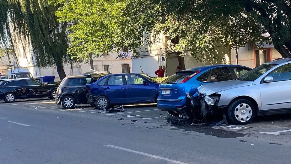 O șoferiță a făcut prăpăd pe o stradă din Focșani. A distrus 7 mașini parcate regulamentar