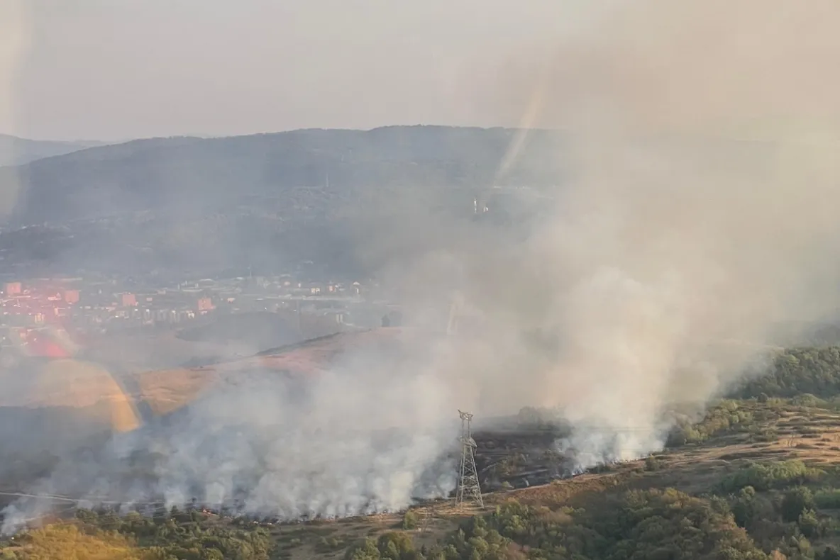 Val de incendii devastatoare în toată țara, din cauza vegetației uscate. Un cimitir a fost pârjolit în Mehedinți, tragedie evitată în ultima clipă la Timișoara - FOTO/VIDEO