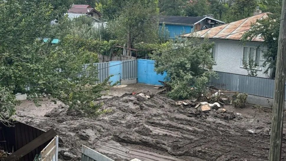 Potopul a lovit din nou zonele calamitate! Cât va mai ploua la Galați? Atenționări meteo de la ANM