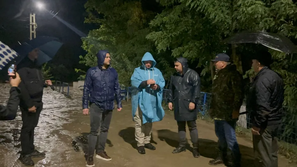 Nicolae Ciucă, mesaj de compasiune din mijlocul sinistraților din Slobozia Conachi, Galați: Le-am ascultat durerea și le-am promis că nu vor fi lăsați singuri în fața nenorocirii