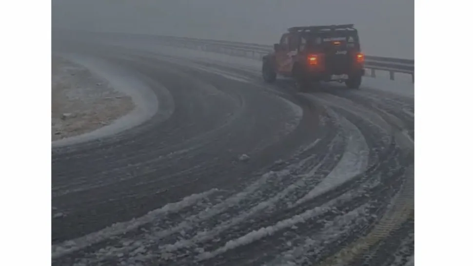 Avertizare Salvamont Gorj: Ninge pe Transalpina! Stratul de zăpadă ajunge aproape la 5 cm - VIDEO